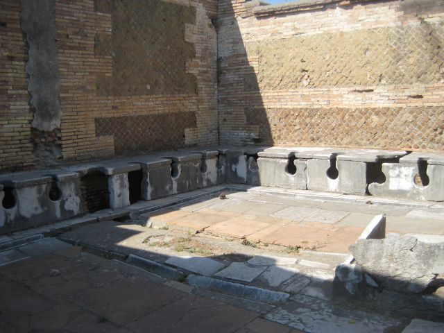 6467 Ostia Antica öffentliche Toilette.jpg