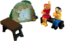 Ein Pult, zwei Kinder in der Dorfschule und ein Stein mit der Karte Galliens