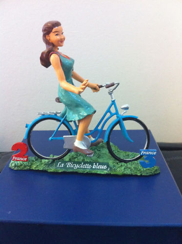 Figurine Laetitia Casta - La Bicyclette bleue - editée par France Télévisions, 10 x 10 cm.jpg